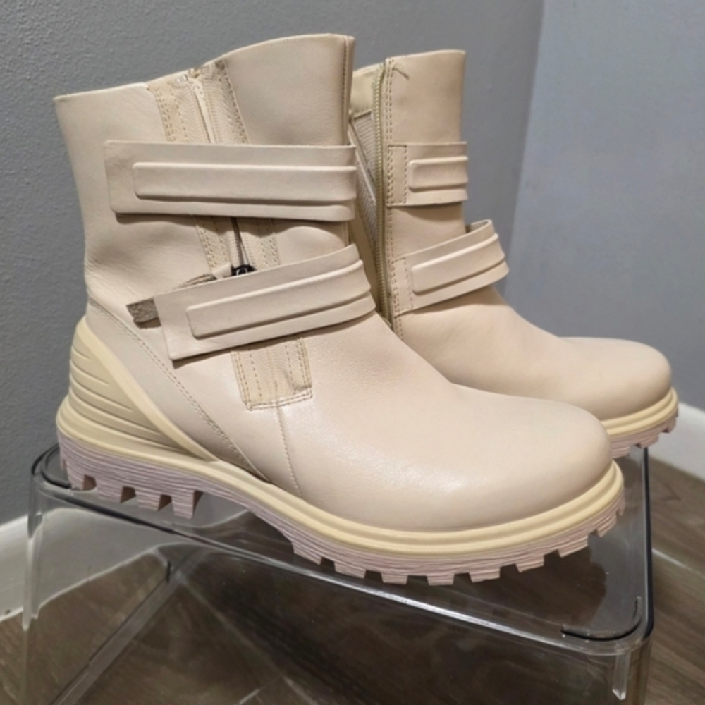 ​NWOT Ecco Cream Leather Moto Boots Chunky Lug Sole Streetwear Zip 7.5 38